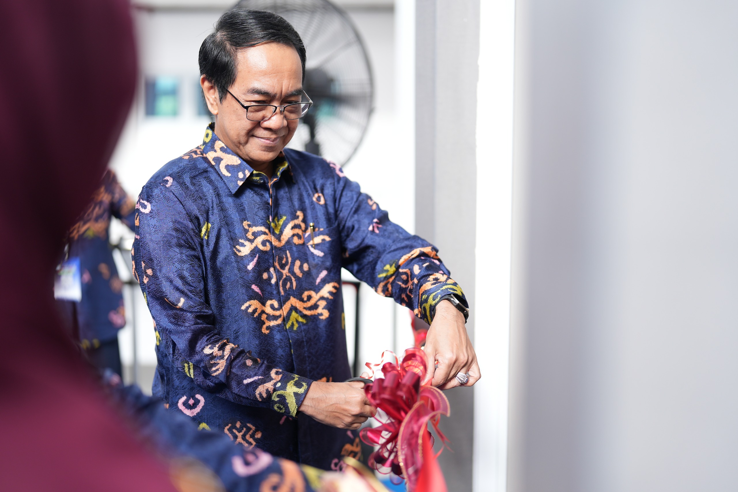 Kenang Jejak Pengabdian, FIKP Unhas Resmikan Auditorium Prof Natsir Nessa