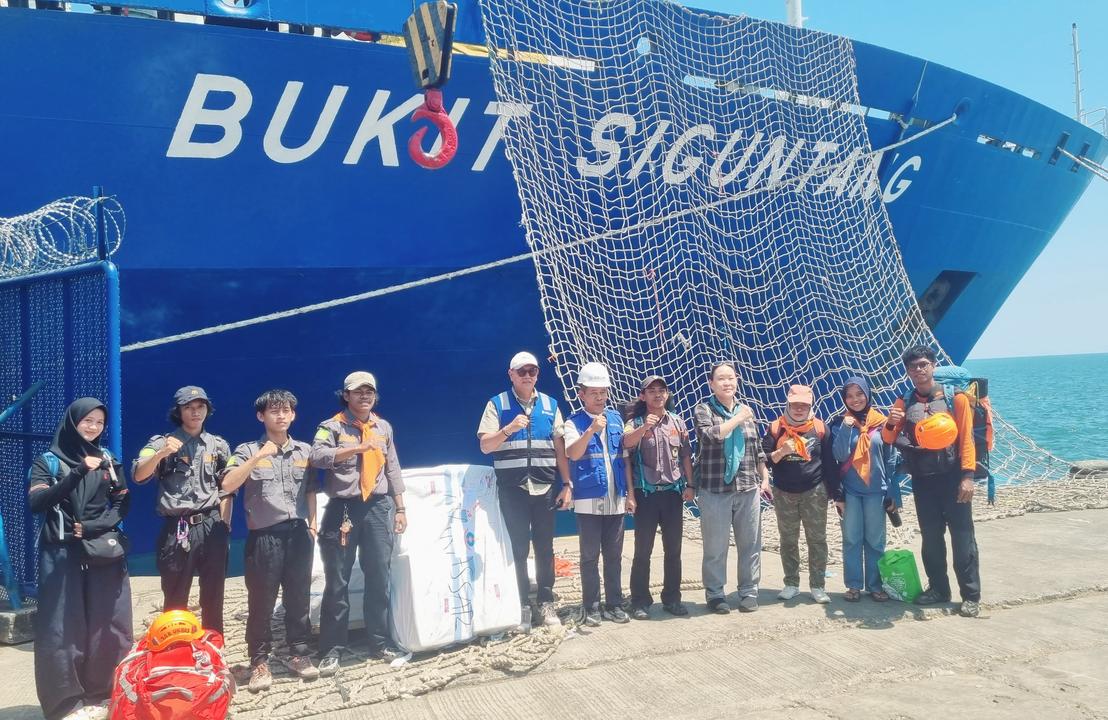 KM Bukit Siguntang Angkut 1 Ton Bantuan Unhas untuk Korban Gempa NTT