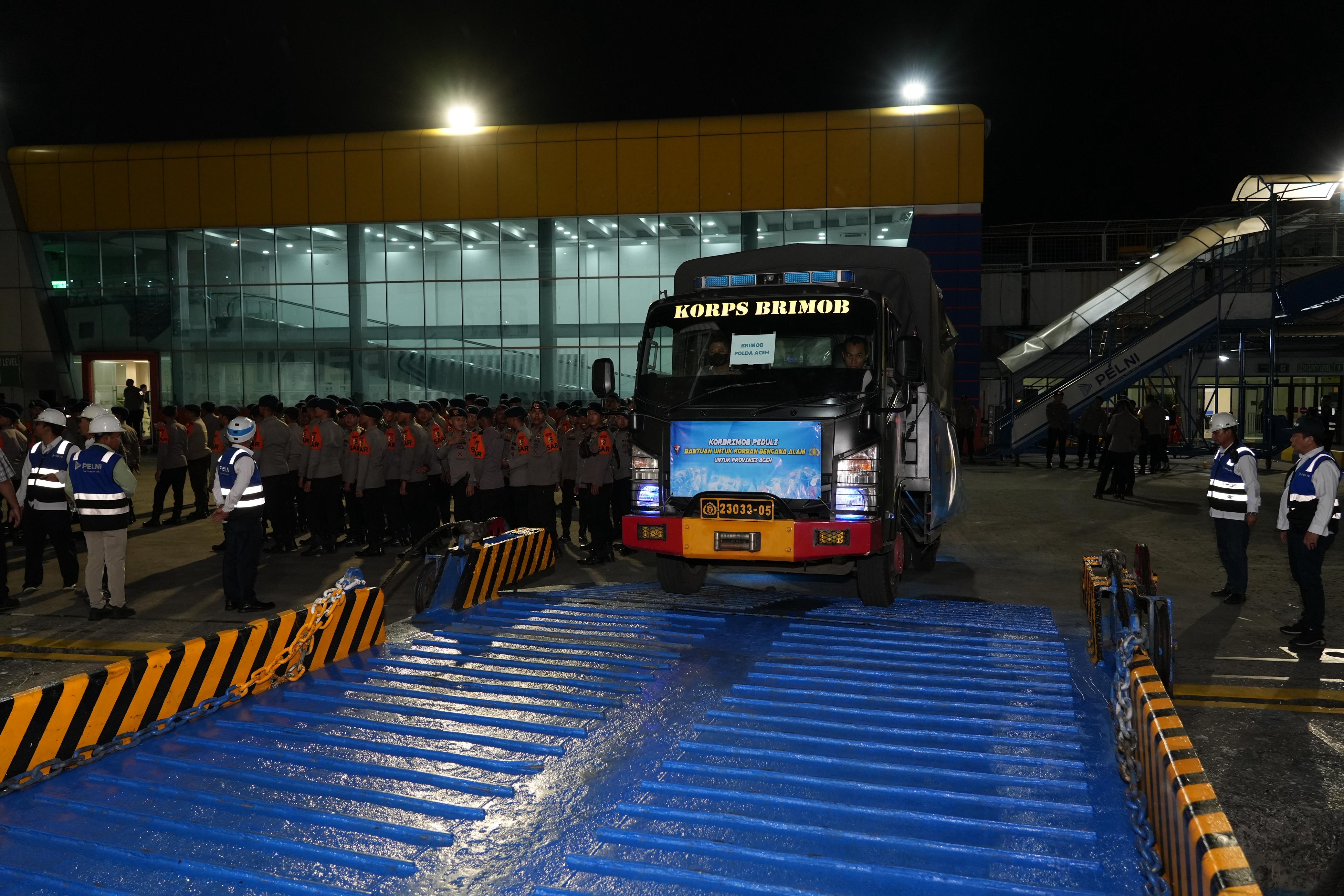 KM Egon Berlayar ke Sumatera Bawa Bantuan Polri untuk Korban Bencana