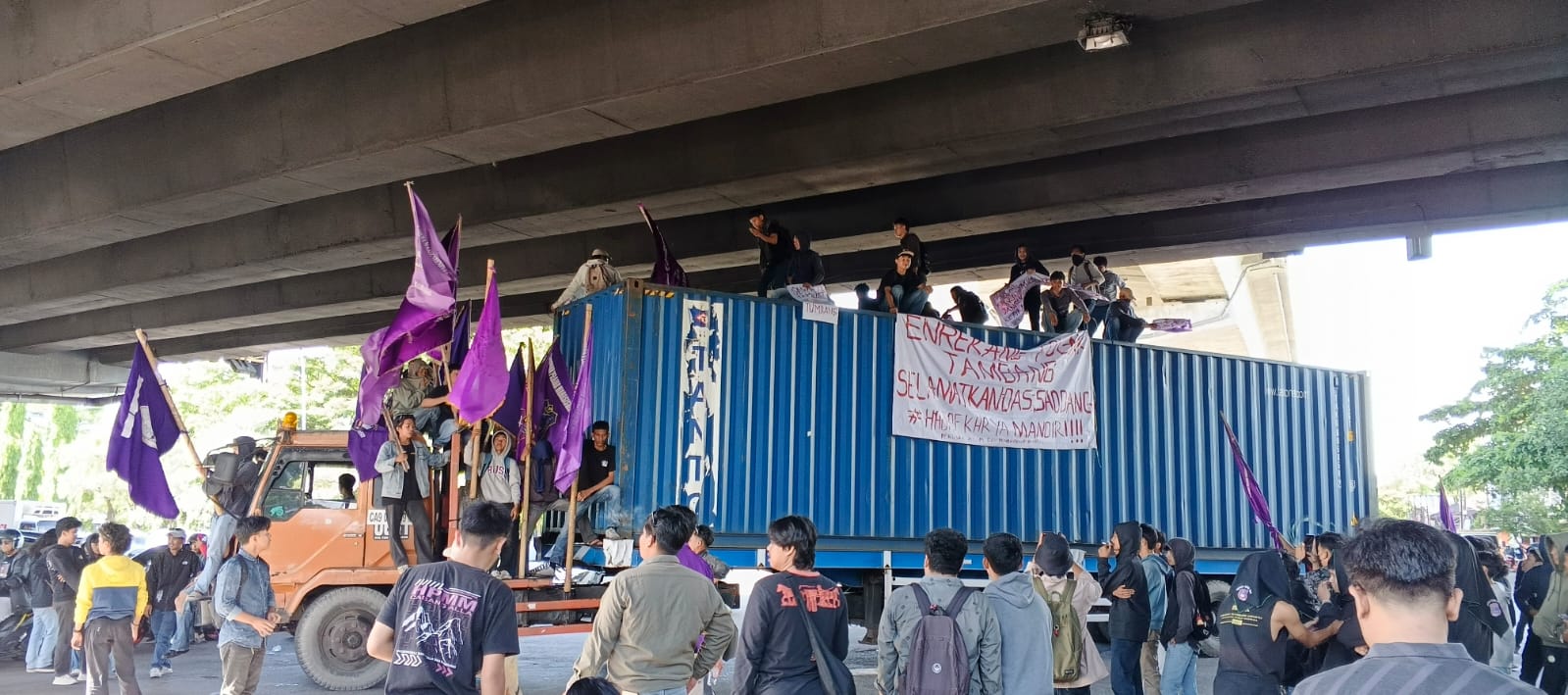 Mahasiswa HPMM Blokade Jalan, Tolak Tambang Emas CV Hadad di Enrekang