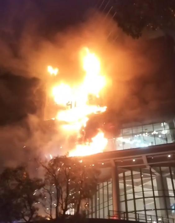 Mall Nipah Makassar Terbakar, Neon Box hingga Gudang Barang Dilalap Api