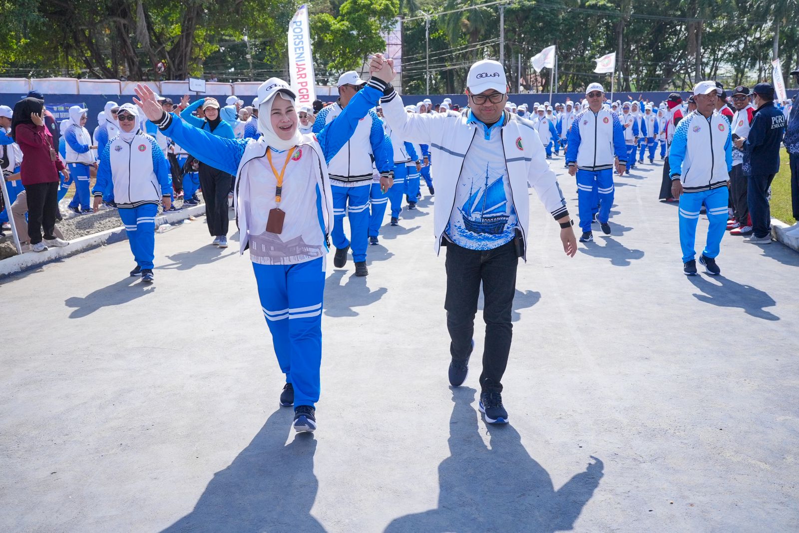 Momen Kebersamaan Wabup Gowa dan Andi Tenri Indah Dampingi Kontingen PGRI di Porsenijar Sulsel