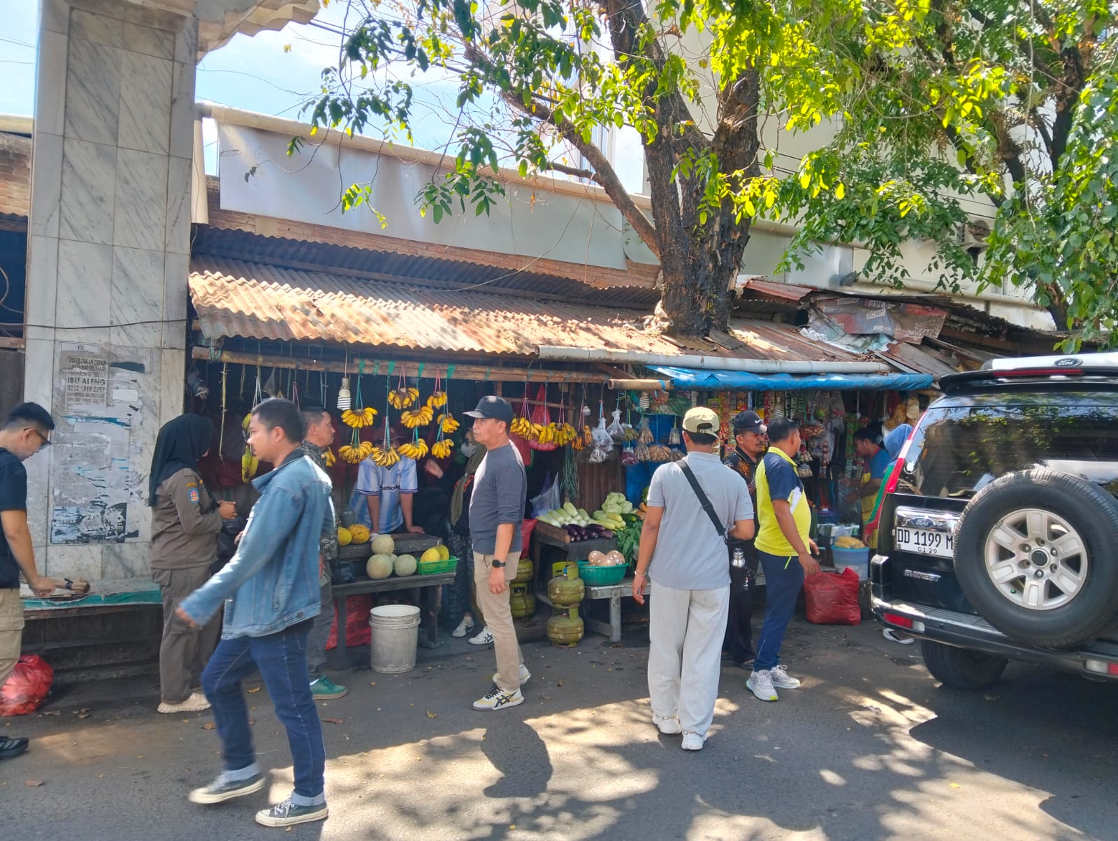 Pemkot Makassar Bersihkan Bekas Lapak di Kawasan Telkomas