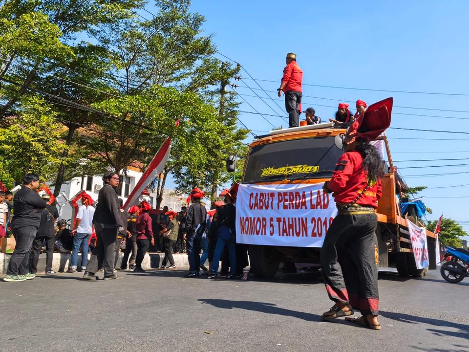 Ratusan Massa Kesultanan Gowa Kepung DPRD, Tuntut Evaluasi Perda Adat