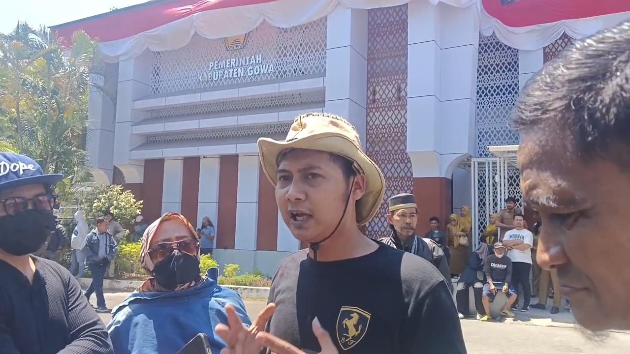 Ratusan Warga Gelar Aksi di Kantor Bupati Gowa, Desak Husniah Talenrang Mundur