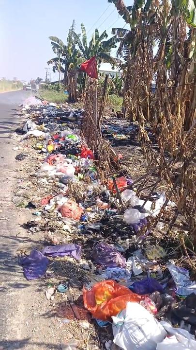 Sampah Liar Menumpuk di Jalan Inspeksi Kanal Tamangapa Utara, Ada yang Dibakar